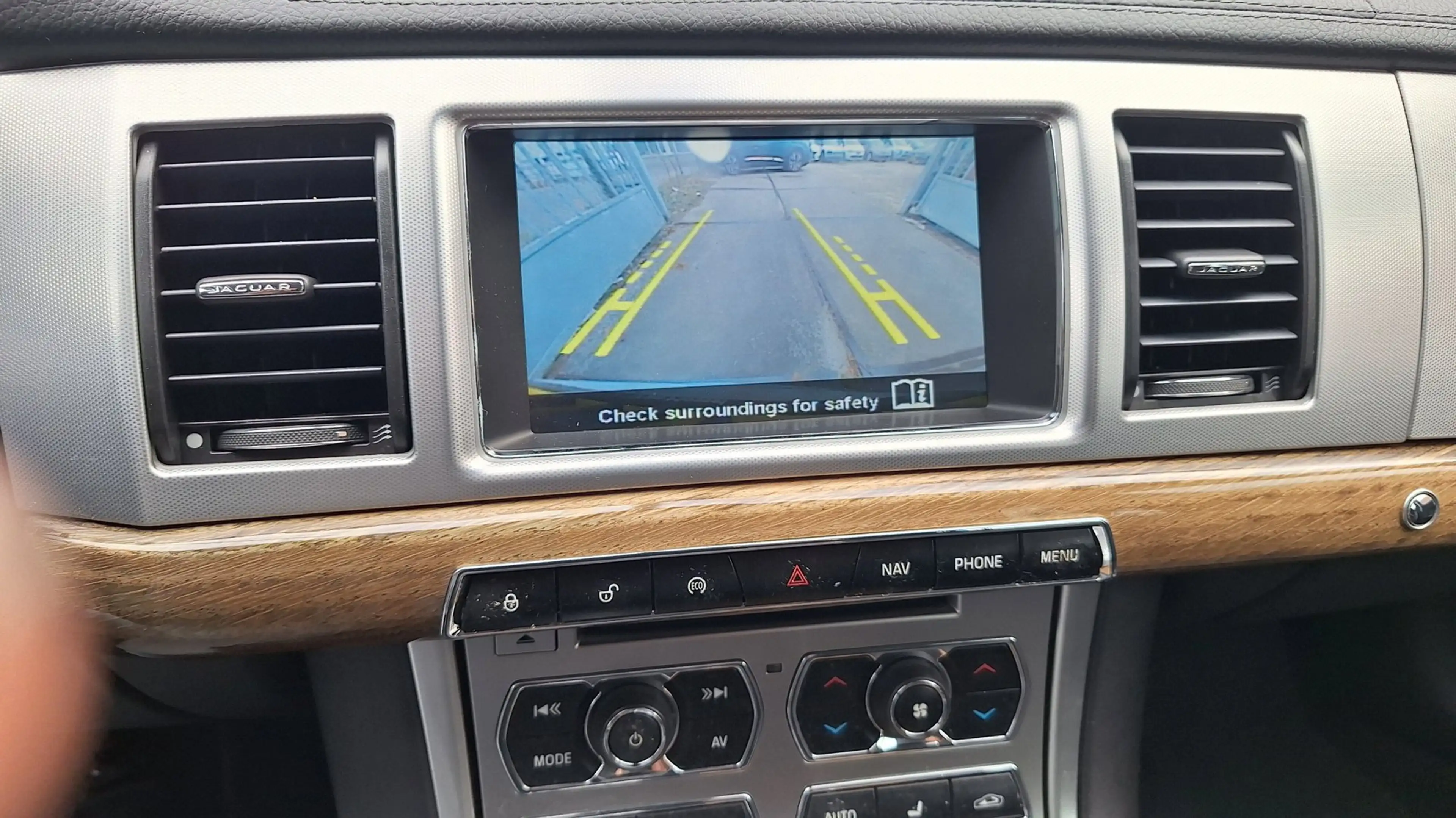 Jaguar XF Sportbrake 2.2D — photo 9
