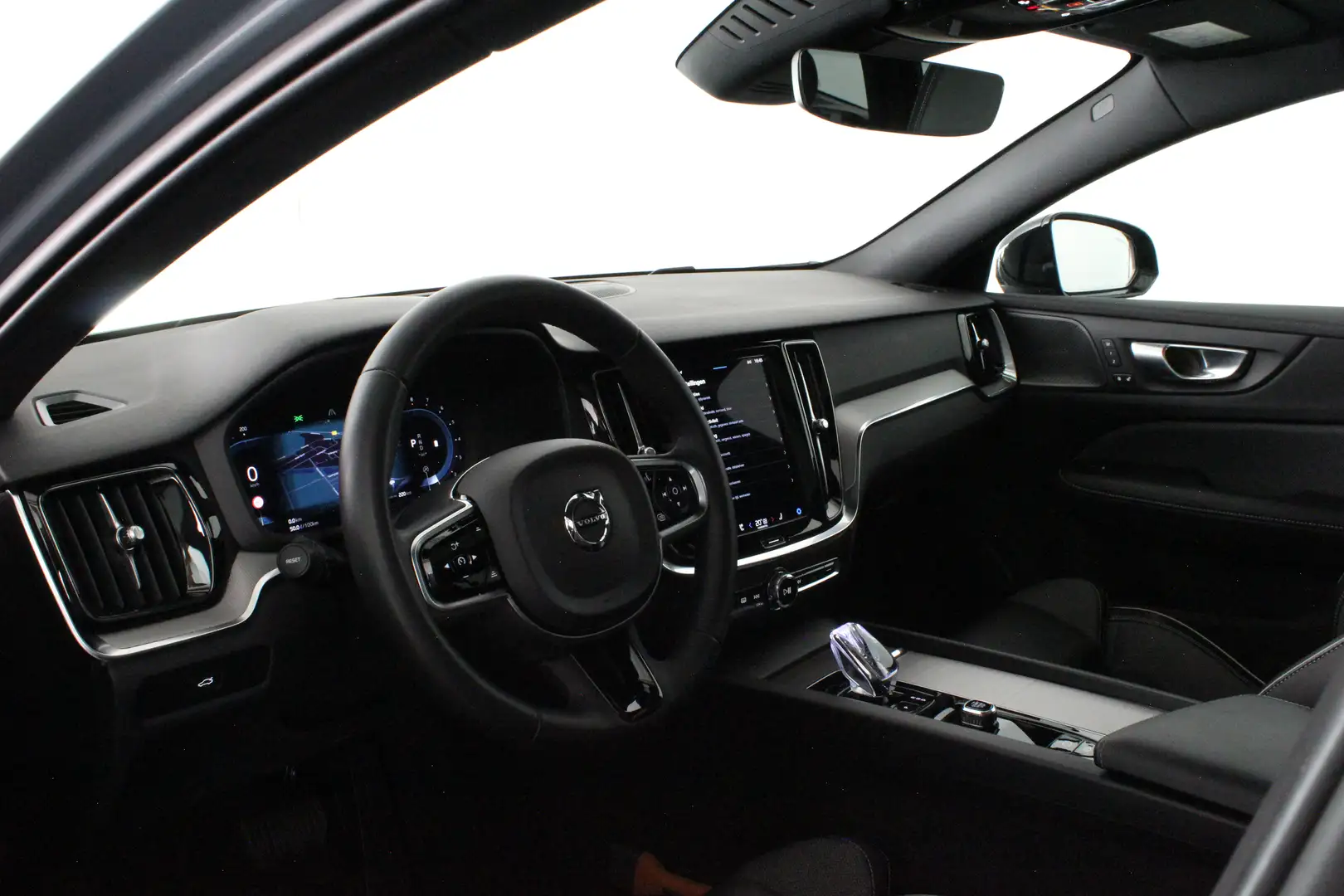 Volvo V60 2.0 B3 Plus Dark  Standkachel/Pano.schuif/Trekhaa Gris - 2
