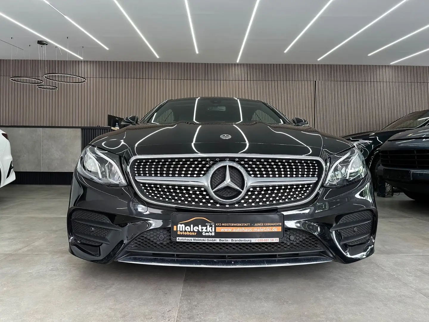 Mercedes-Benz E 300 Coupe AMG*Ambiente*Navi*Kamera* Černá - 2