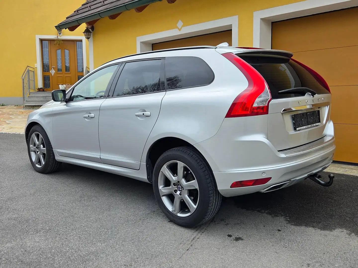 Volvo XC60 XC60 D4 Momentum AWD Geartronic Momentum Grau - 2