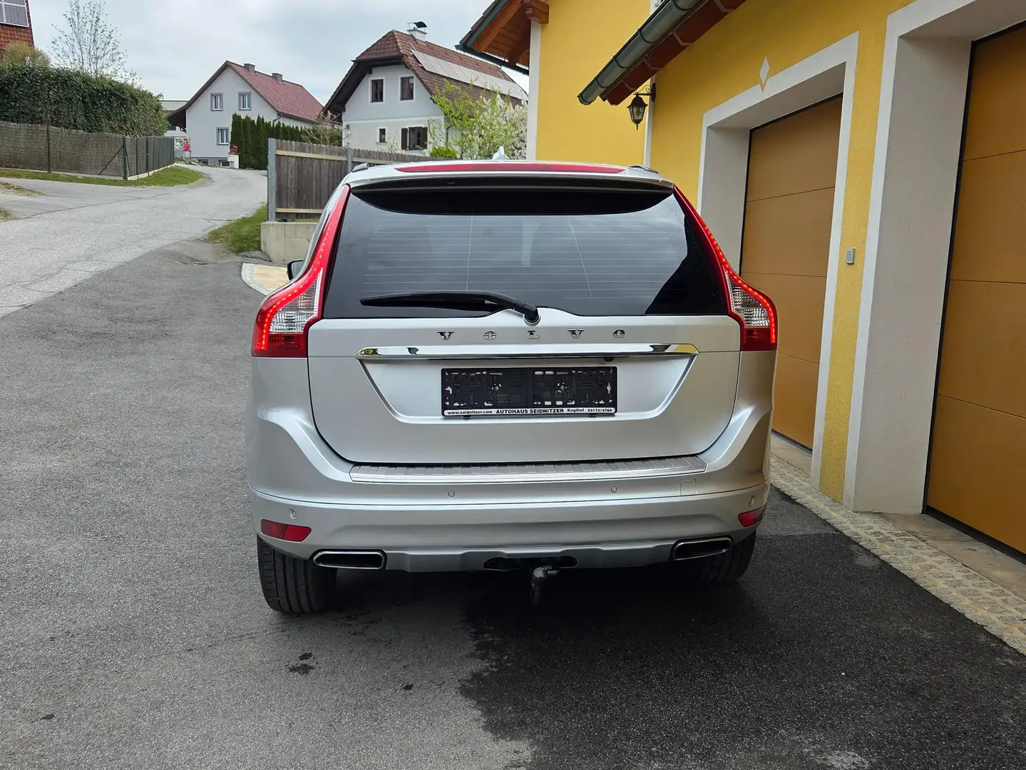 Volvo XC60 XC60 D4 Momentum AWD Geartronic Momentum Grau - 1