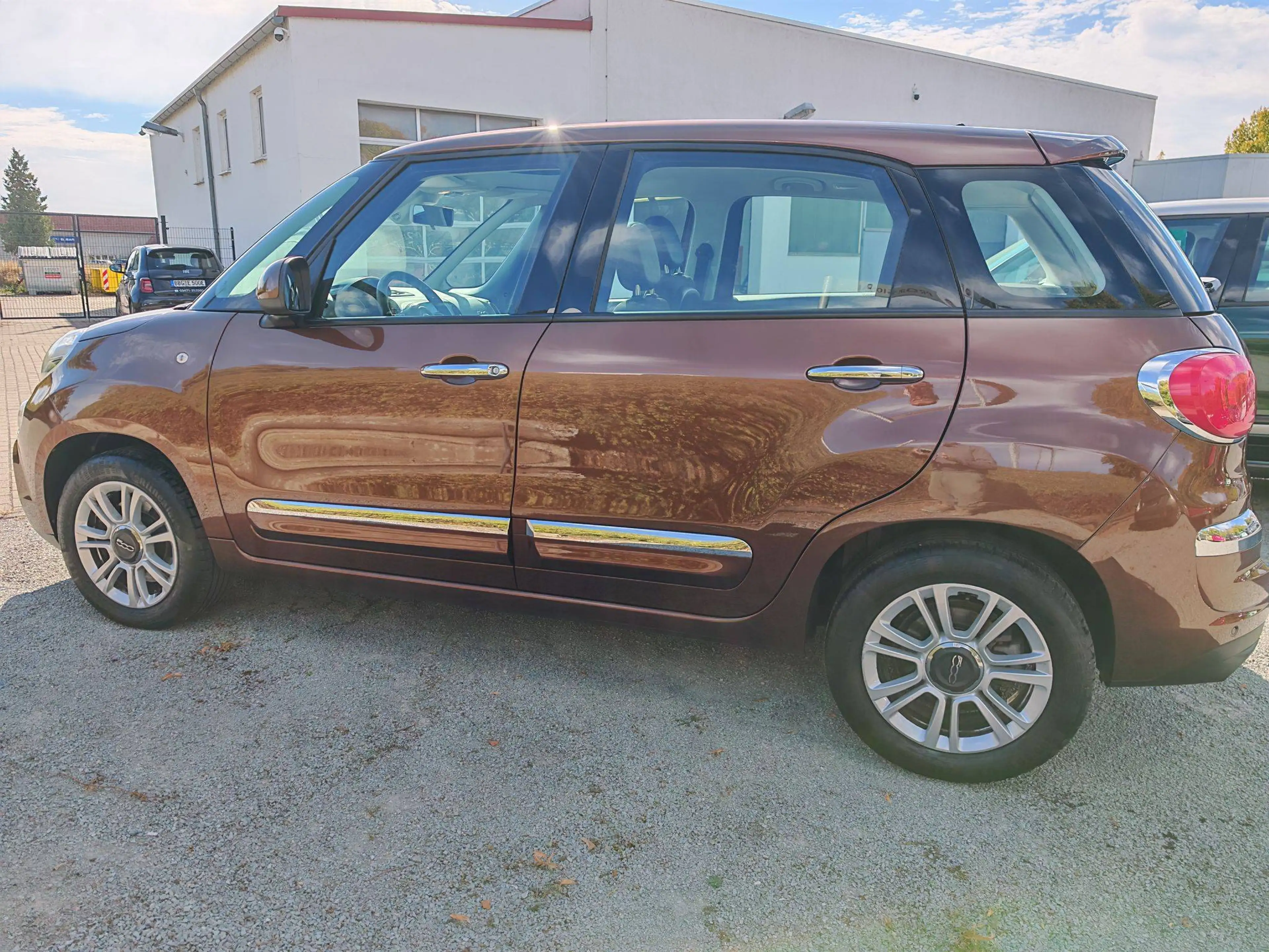Fiat 500L Urban Lounge 1.4 T-Jet 16V Navi-Glasdach-AHK-Kamera — photo 4
