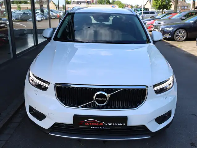 Volvo XC40 view 3