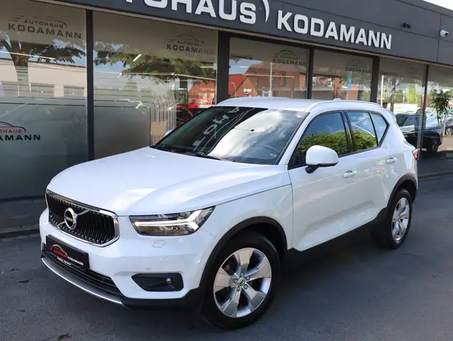 Volvo XC40 view 2