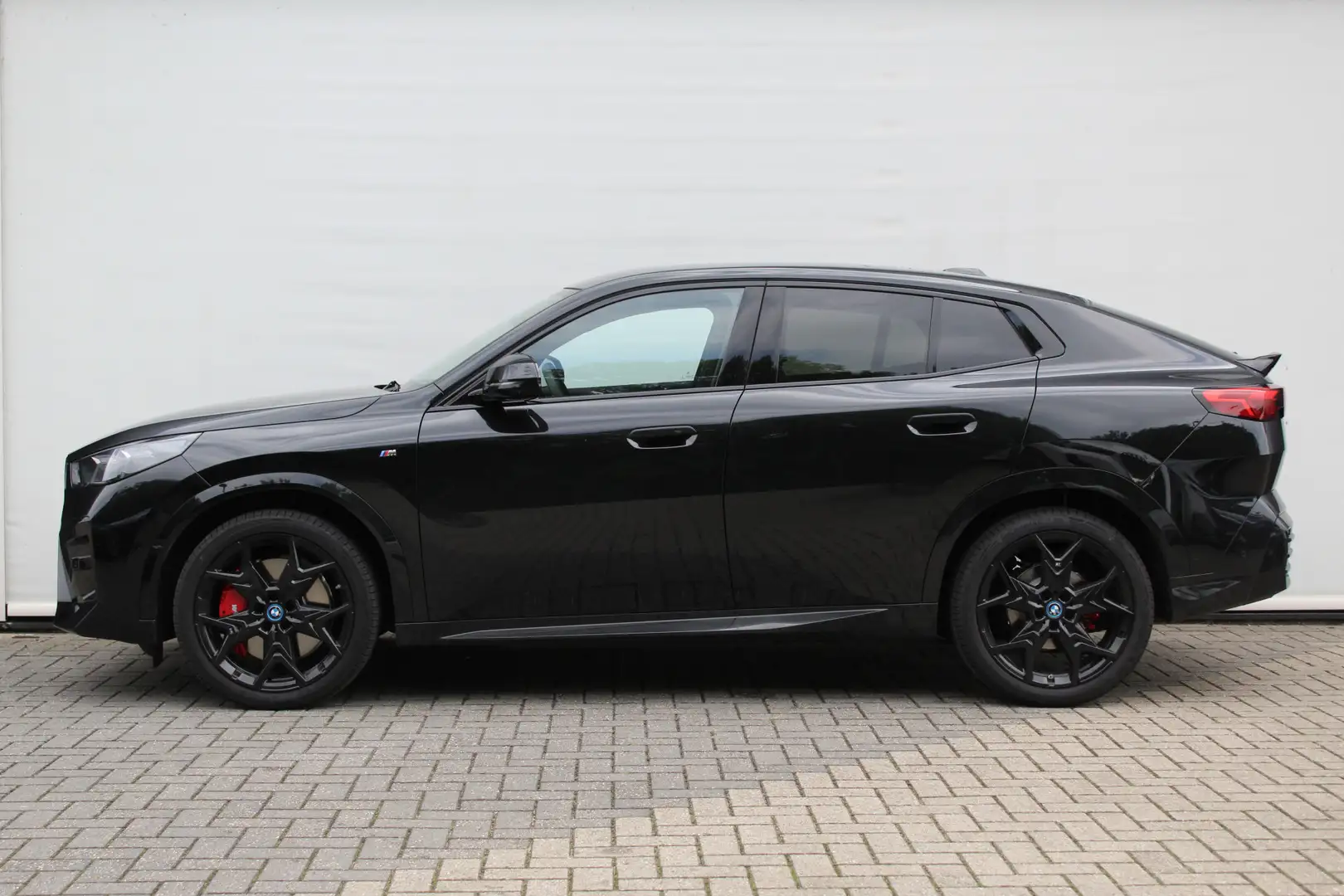 BMW iX2 eDrive20 High Executive M Sport / Panoramadak / Tr Zwart - 2