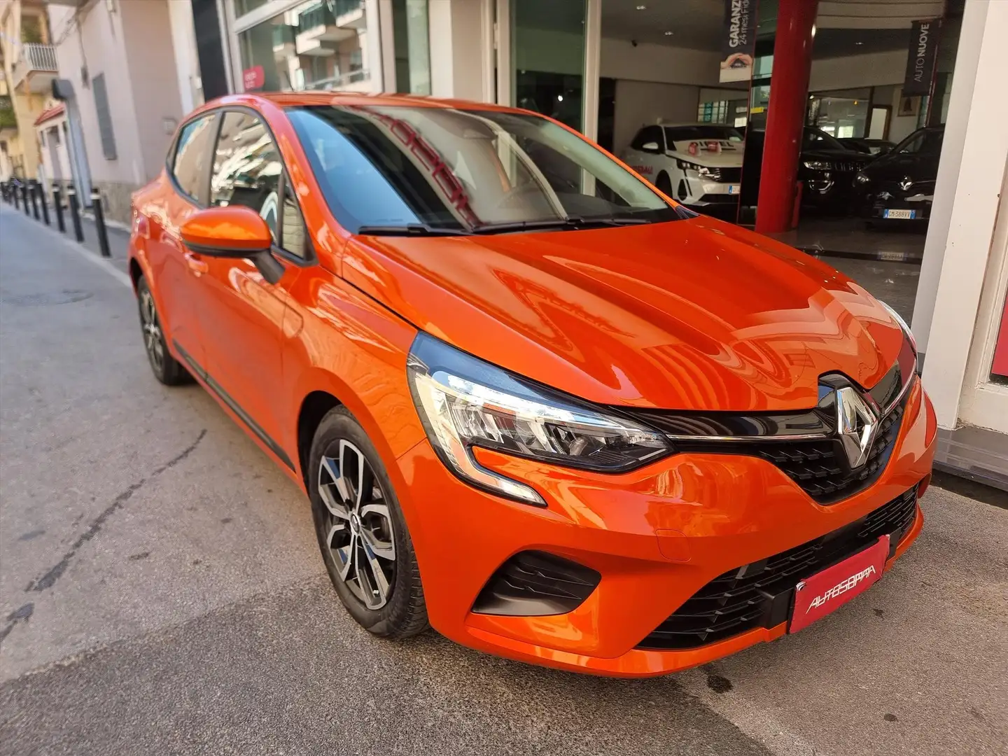 Renault Clio 1.6 E-Tech hybrid Business 140 cv auto ITALIANA Arancione - 2
