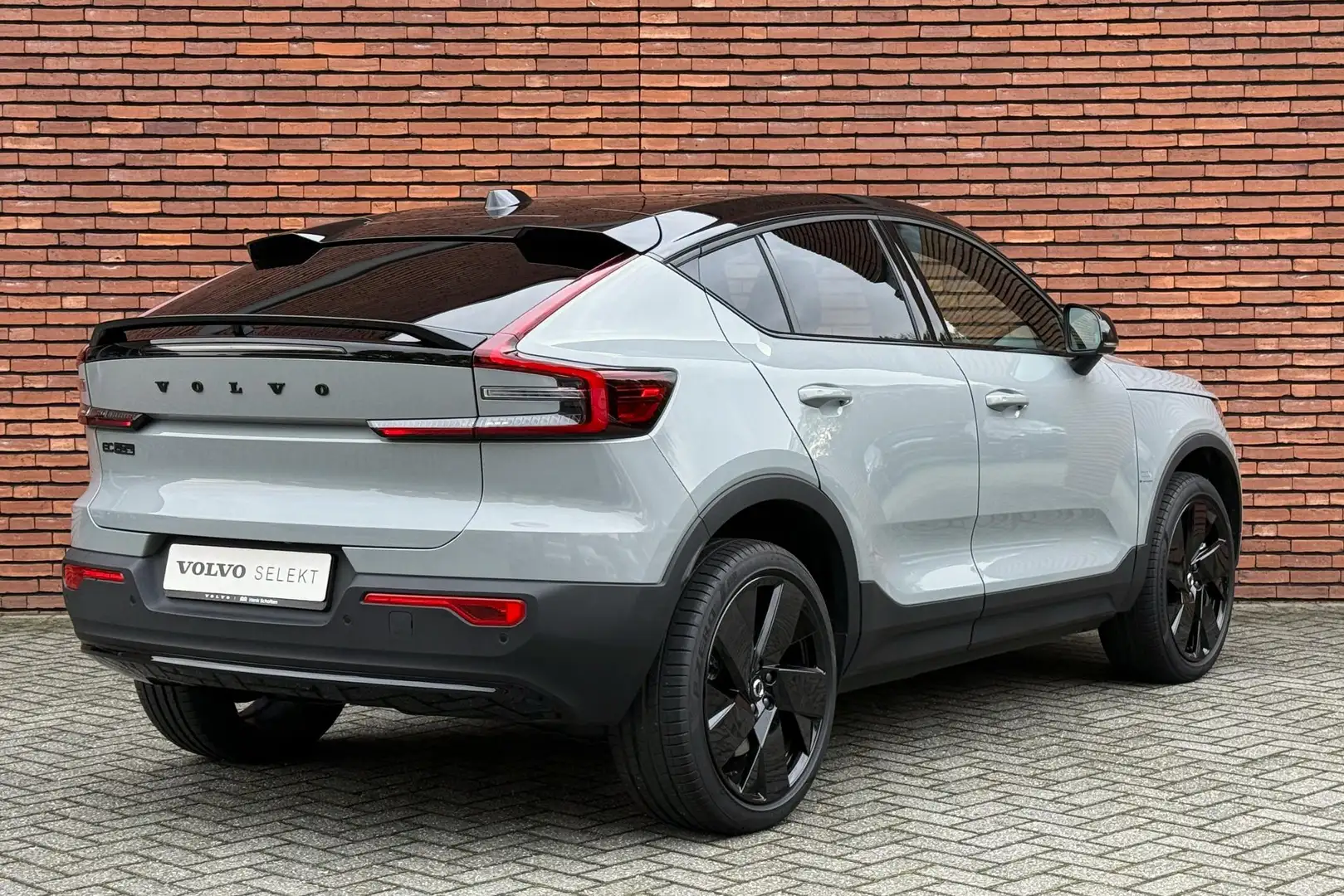 Volvo EC40 Twin Motor Plus Black Edition 82 kWh | Premium aud Šedá - 2