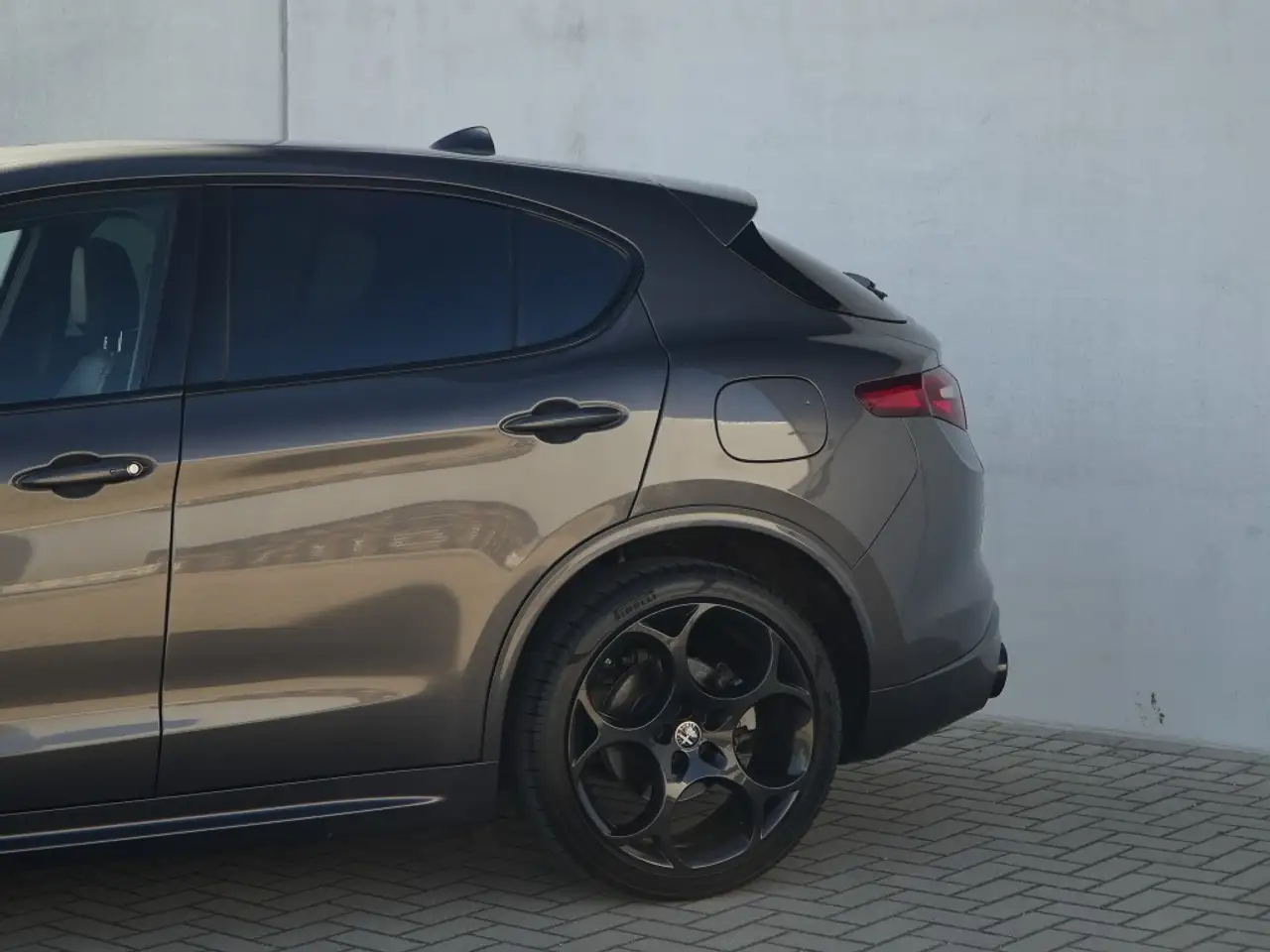Alfa Romeo Stelvio 2023 — фото 13