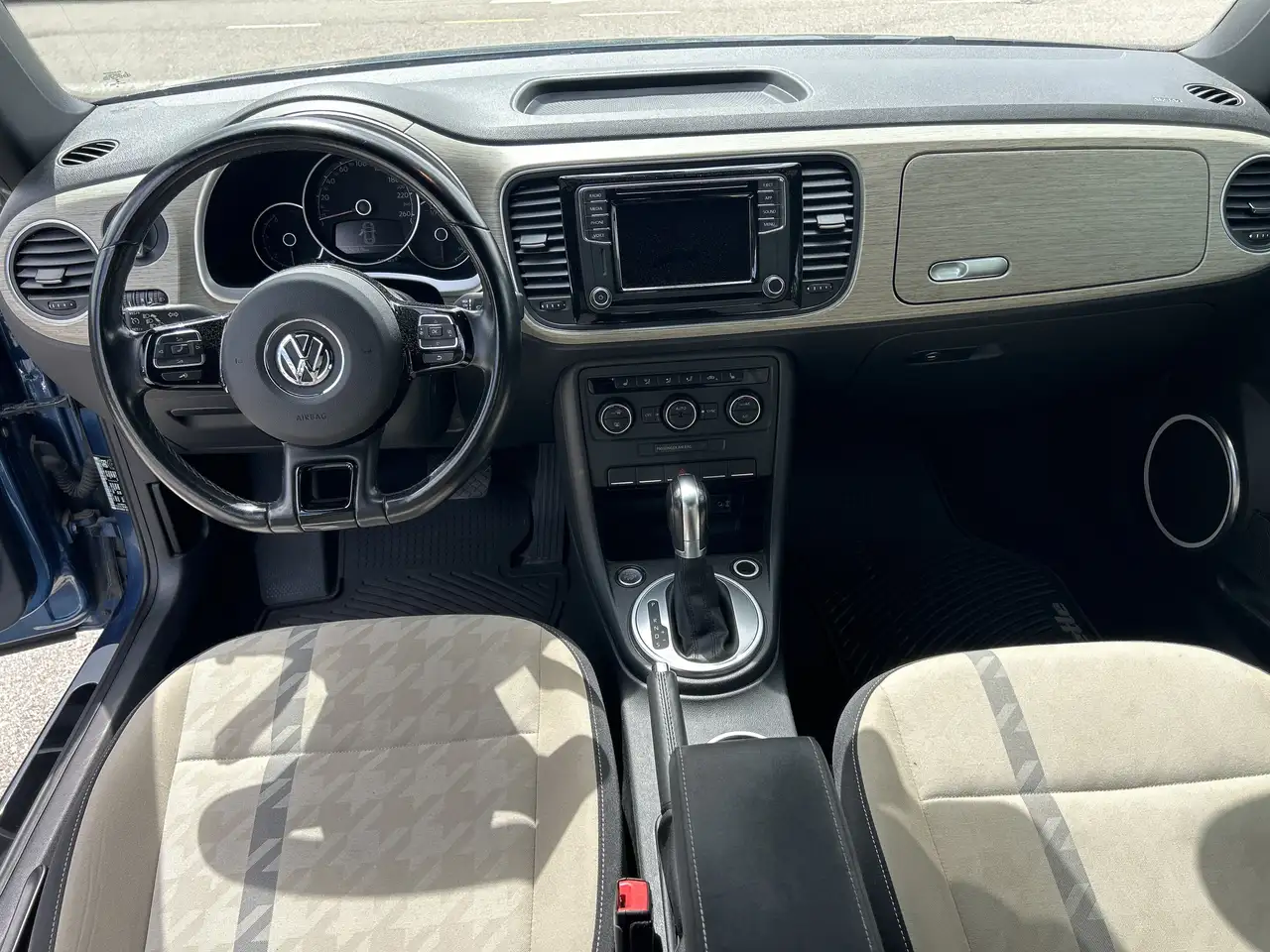 Volkswagen Beetle снимка Volkswagen Beetle