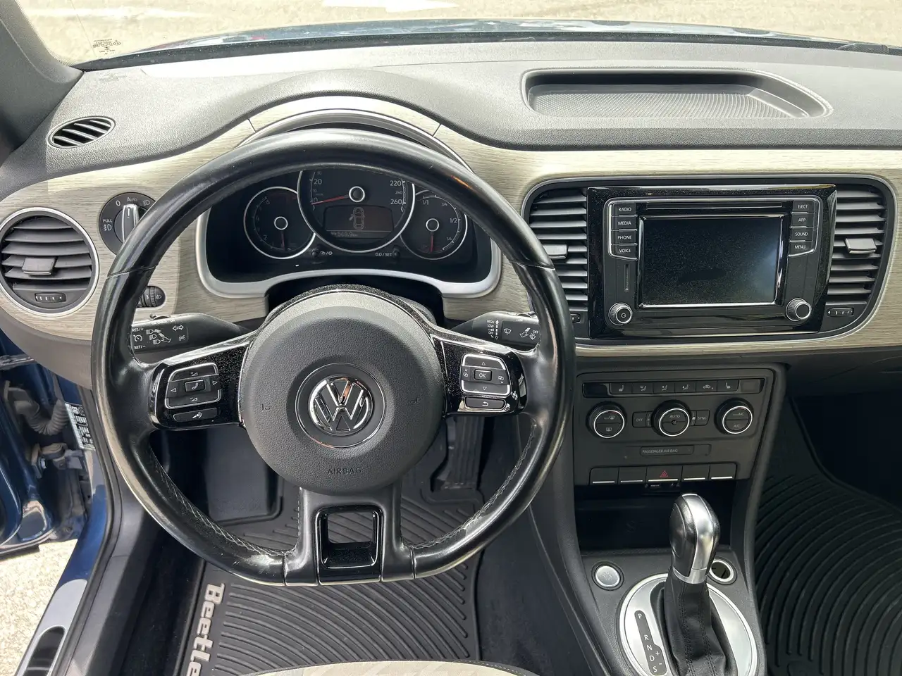 Volkswagen Beetle снимка Volkswagen Beetle