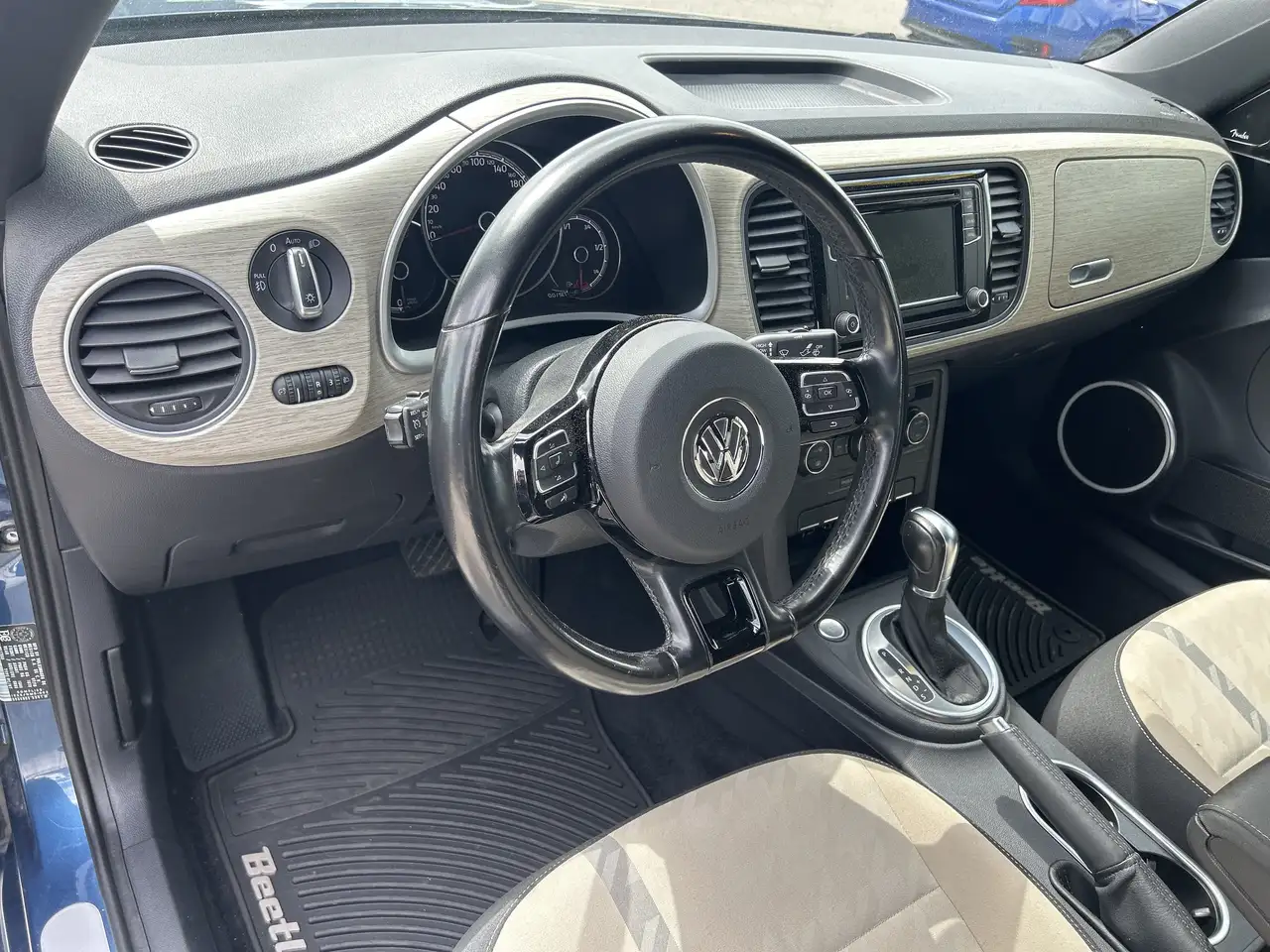 Volkswagen Beetle снимка Volkswagen Beetle