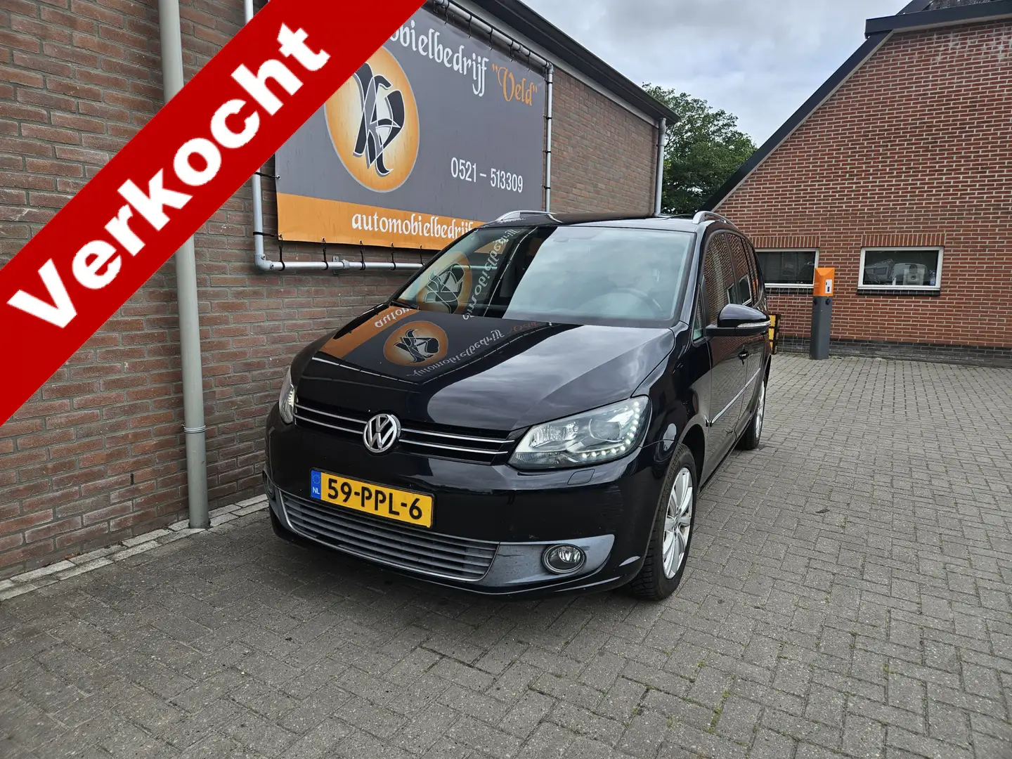 Volkswagen Touran 1.2 TSI Highline BlueMotion crna - 1