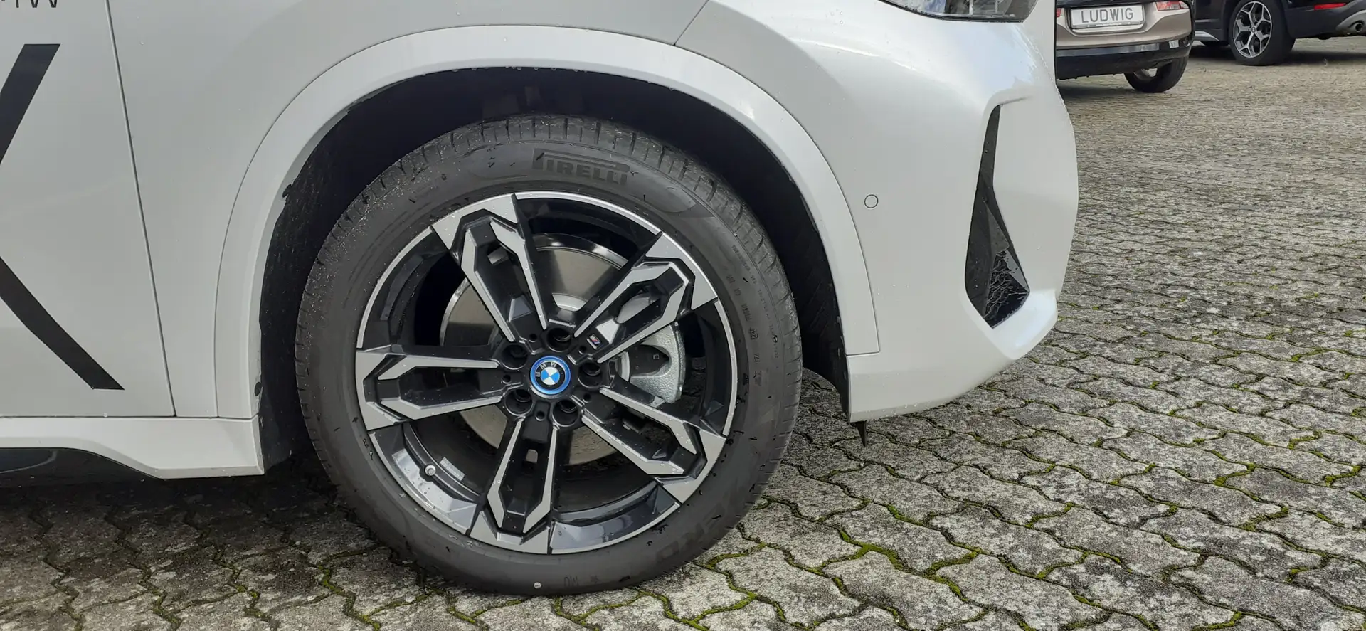 BMW iX1 xDrive30 M Sportpaket Head-Up HK HiFi DAB Weiß - 2
