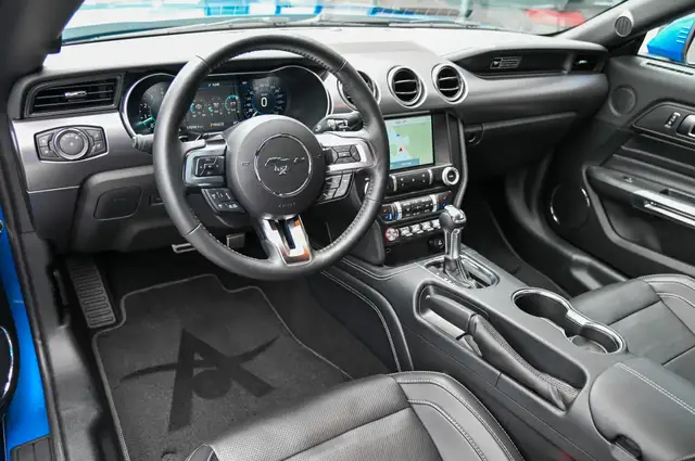 Ford Mustang view 9