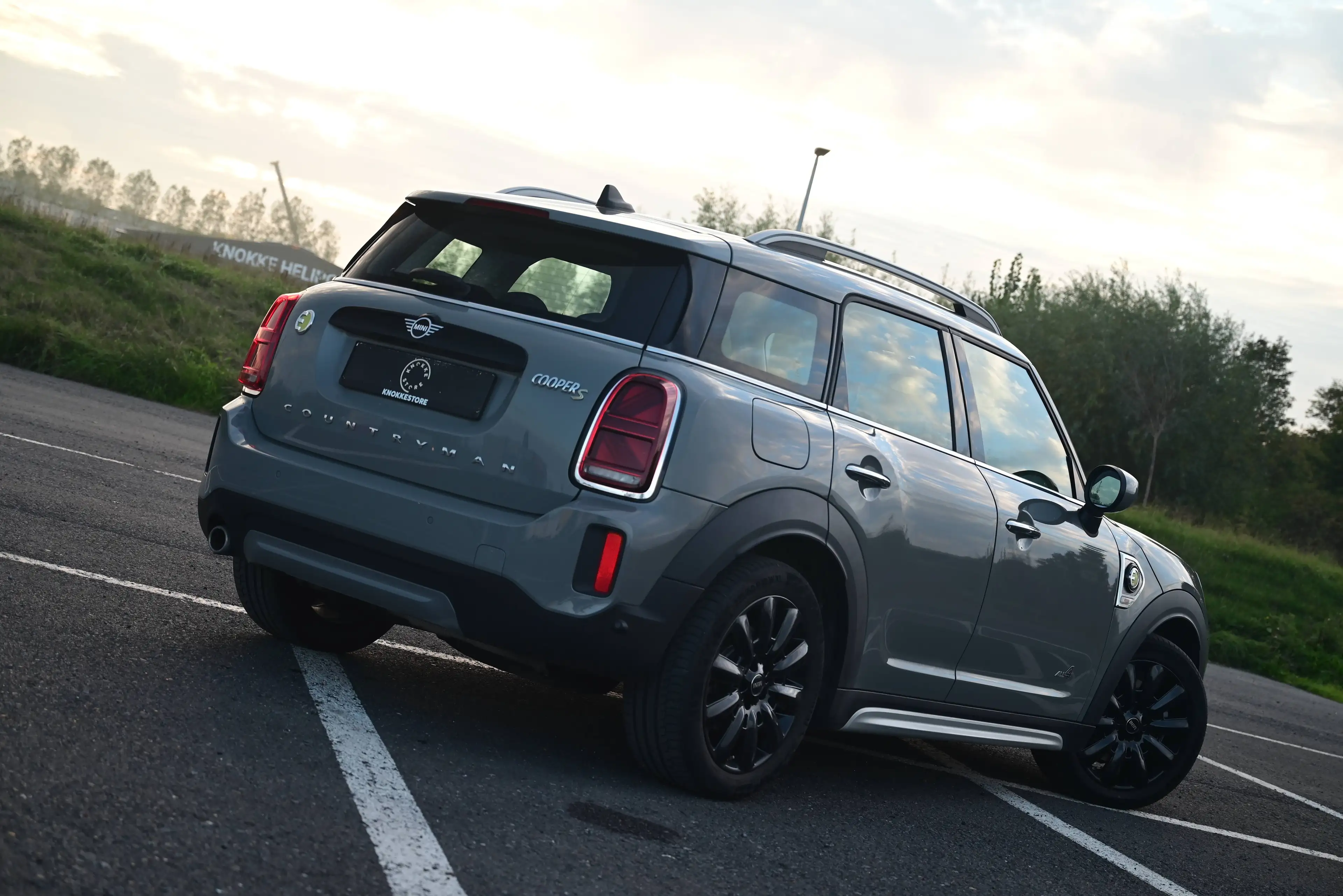 MINI Cooper SE Countryman F60 LCI ALL4 HYBRID / AUT / TOP CONDITION / MOONWALK GREY / BLACK WHEELS — photo 2