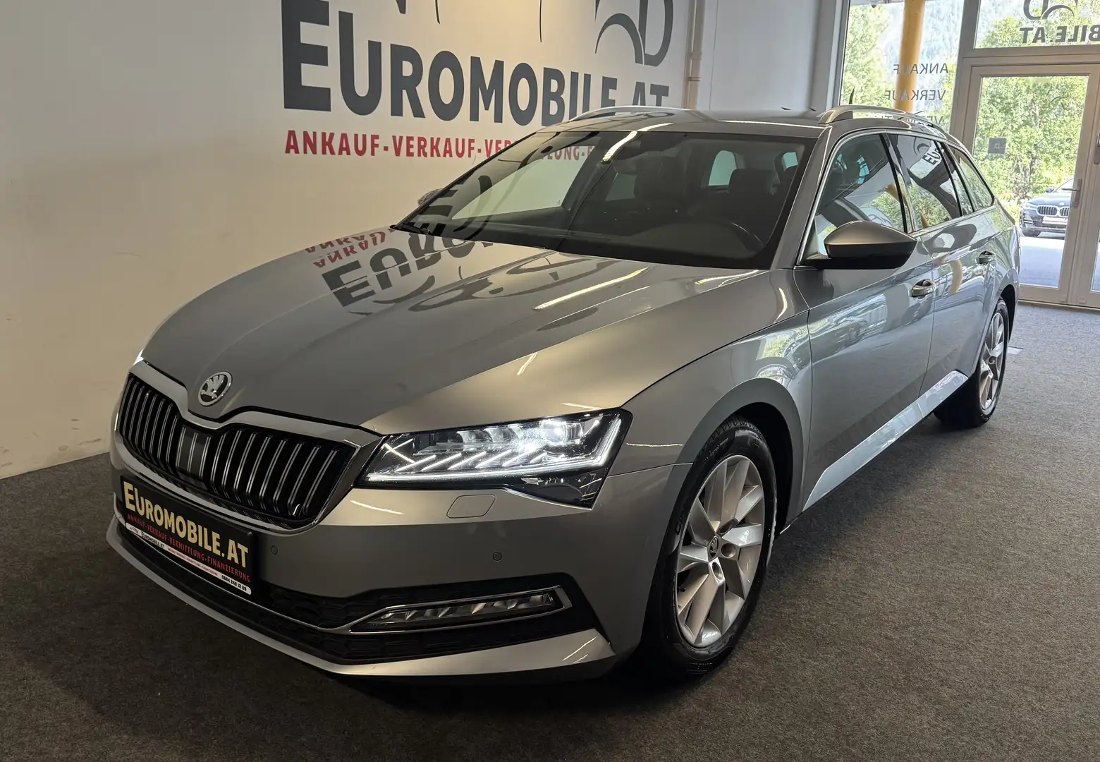 Skoda Superb Premium Edition 4x4 *AHK*CANTON*LED*LEDER*MEMORY* Grijs - 1