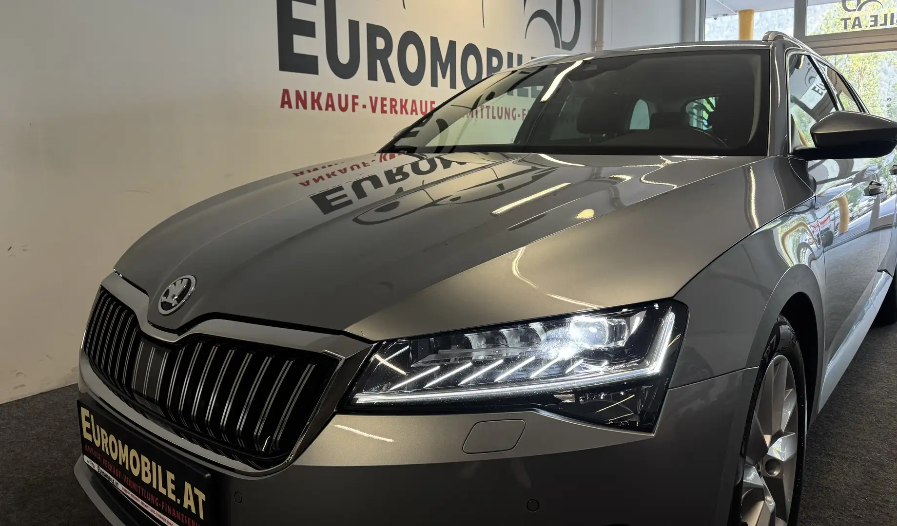 Skoda Superb Premium Edition 4x4 *AHK*CANTON*LED*LEDER*MEMORY* Grijs - 2