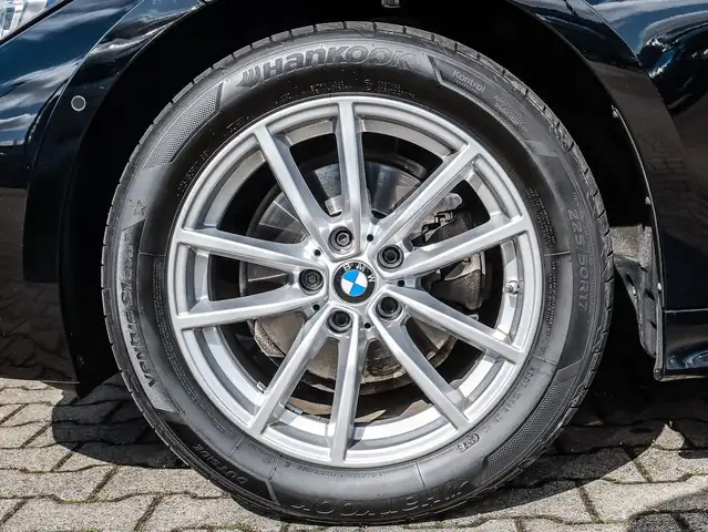 BMW 3 Series view 4