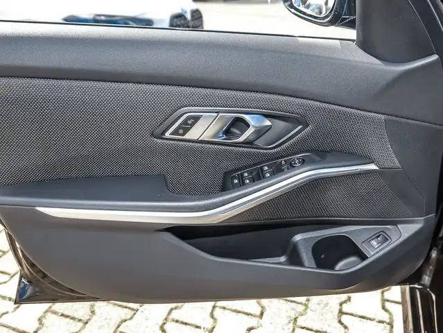 BMW 3 Series view 18