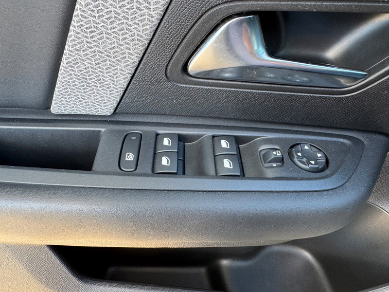 Citroen C4 X eC4 X SHINE — photo 12