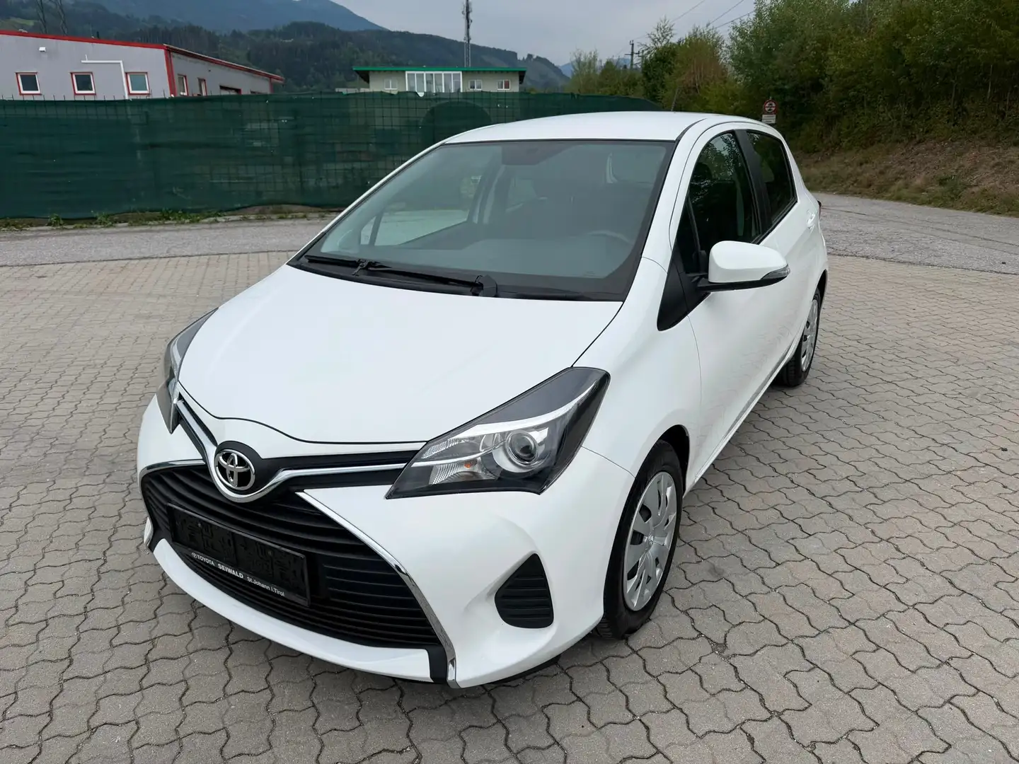 Toyota Yaris Yaris 1,0 VVT-i Active Active Weiß - 2