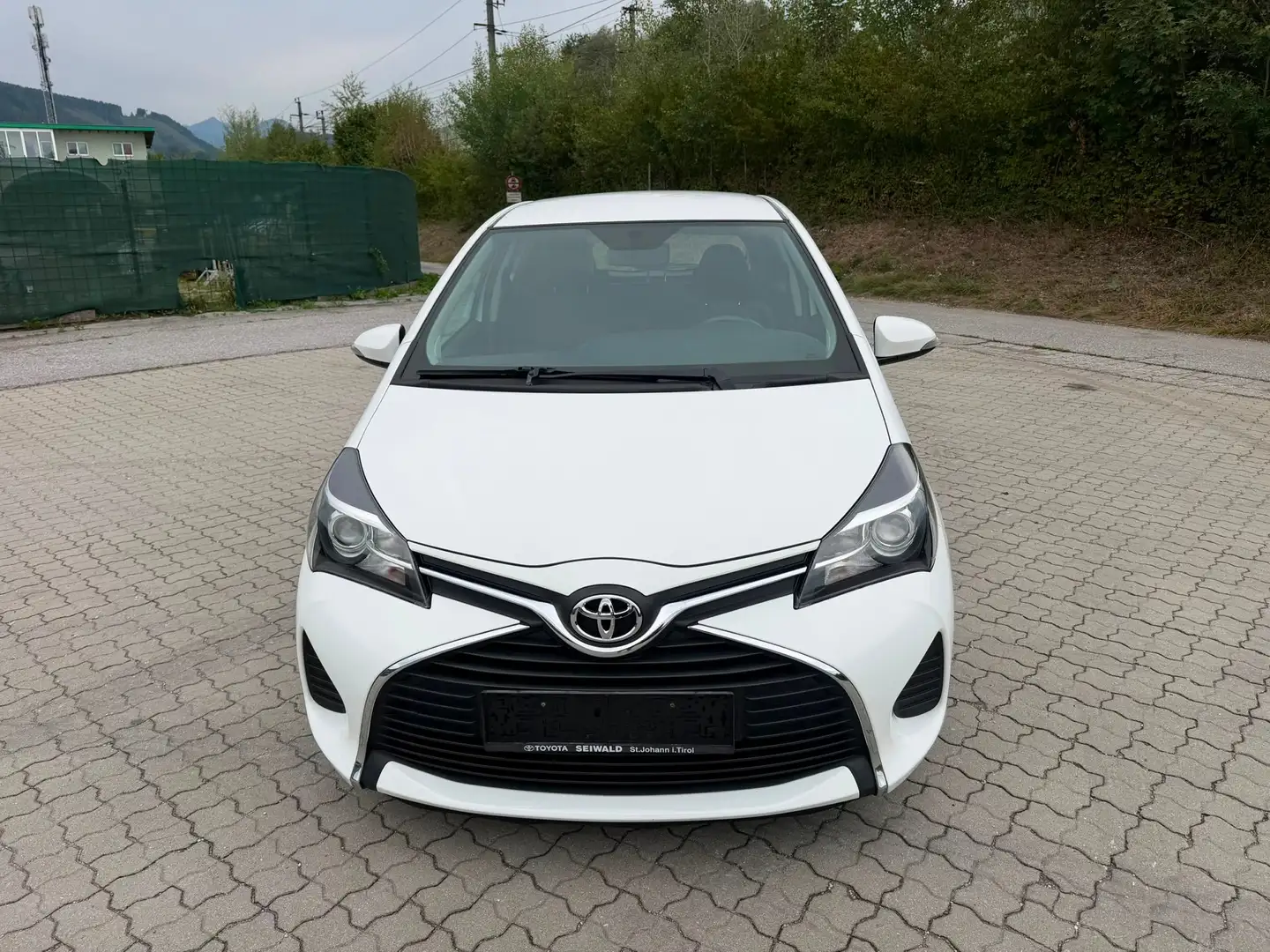 Toyota Yaris Yaris 1,0 VVT-i Active Active Weiß - 1