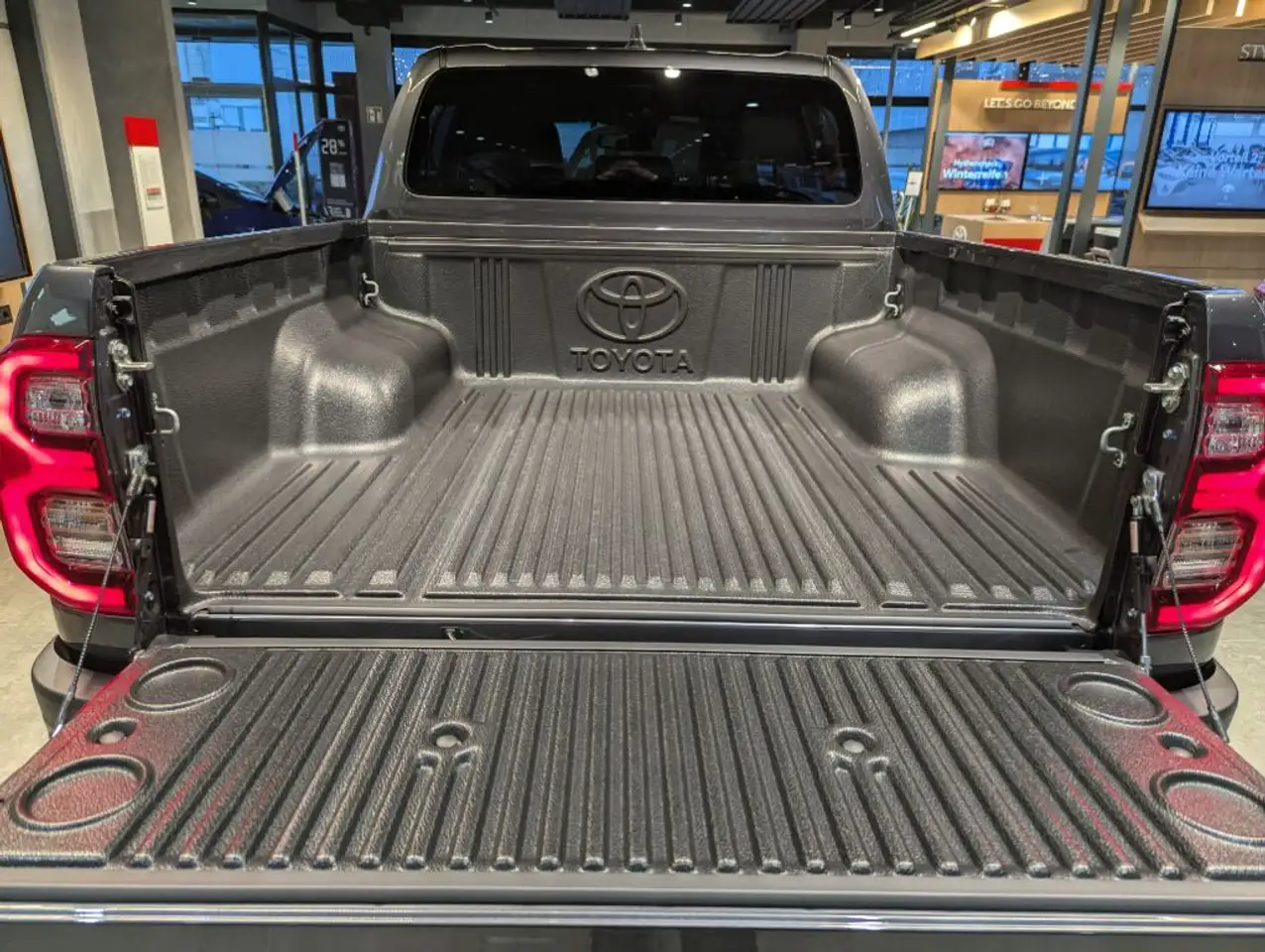 Toyota Hilux 4x4 Double Cab Autm. Invincible (AN1P) 8