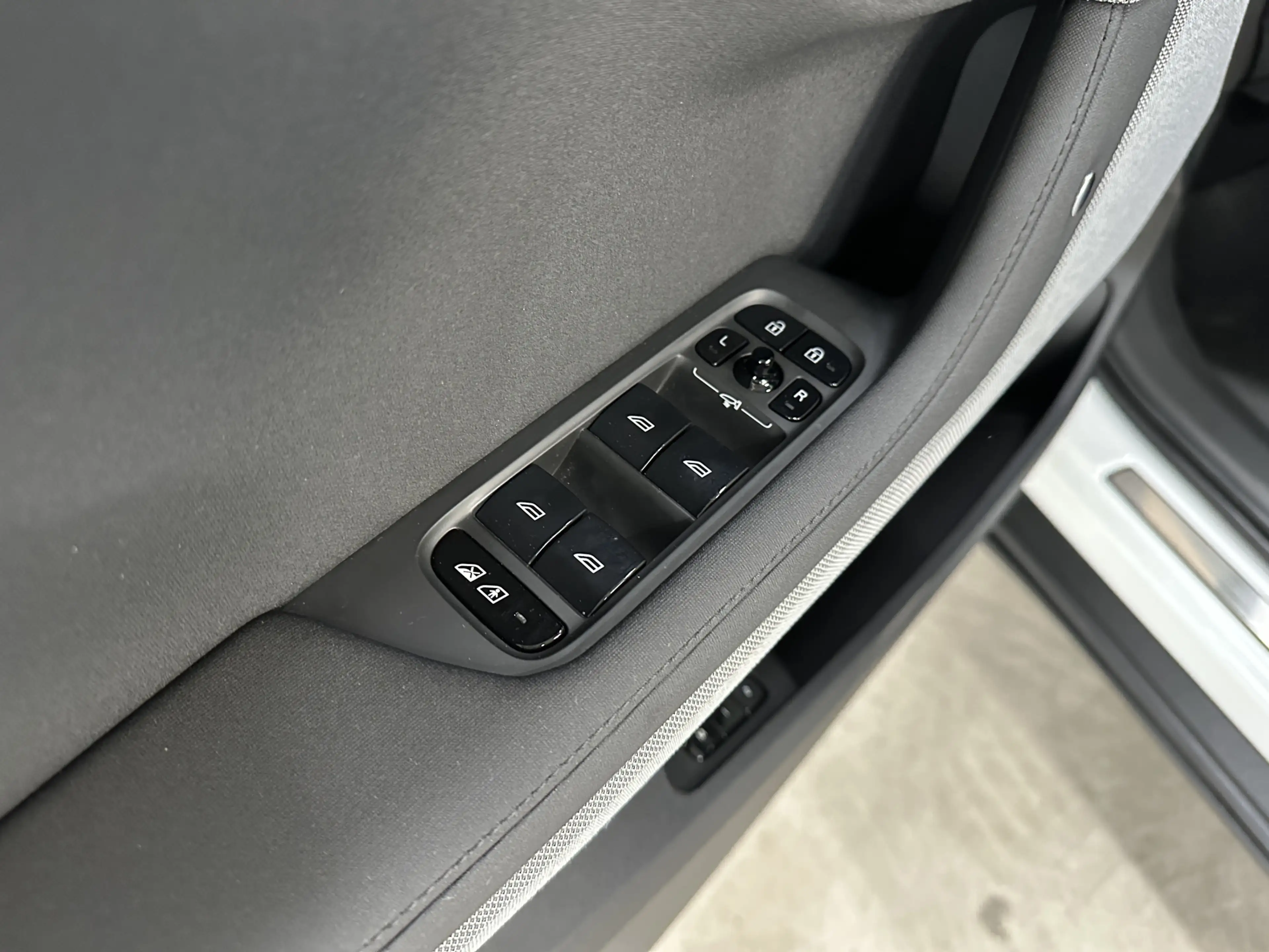 Polestar 2 Standard Range Single Motor 63kWh — photo 10