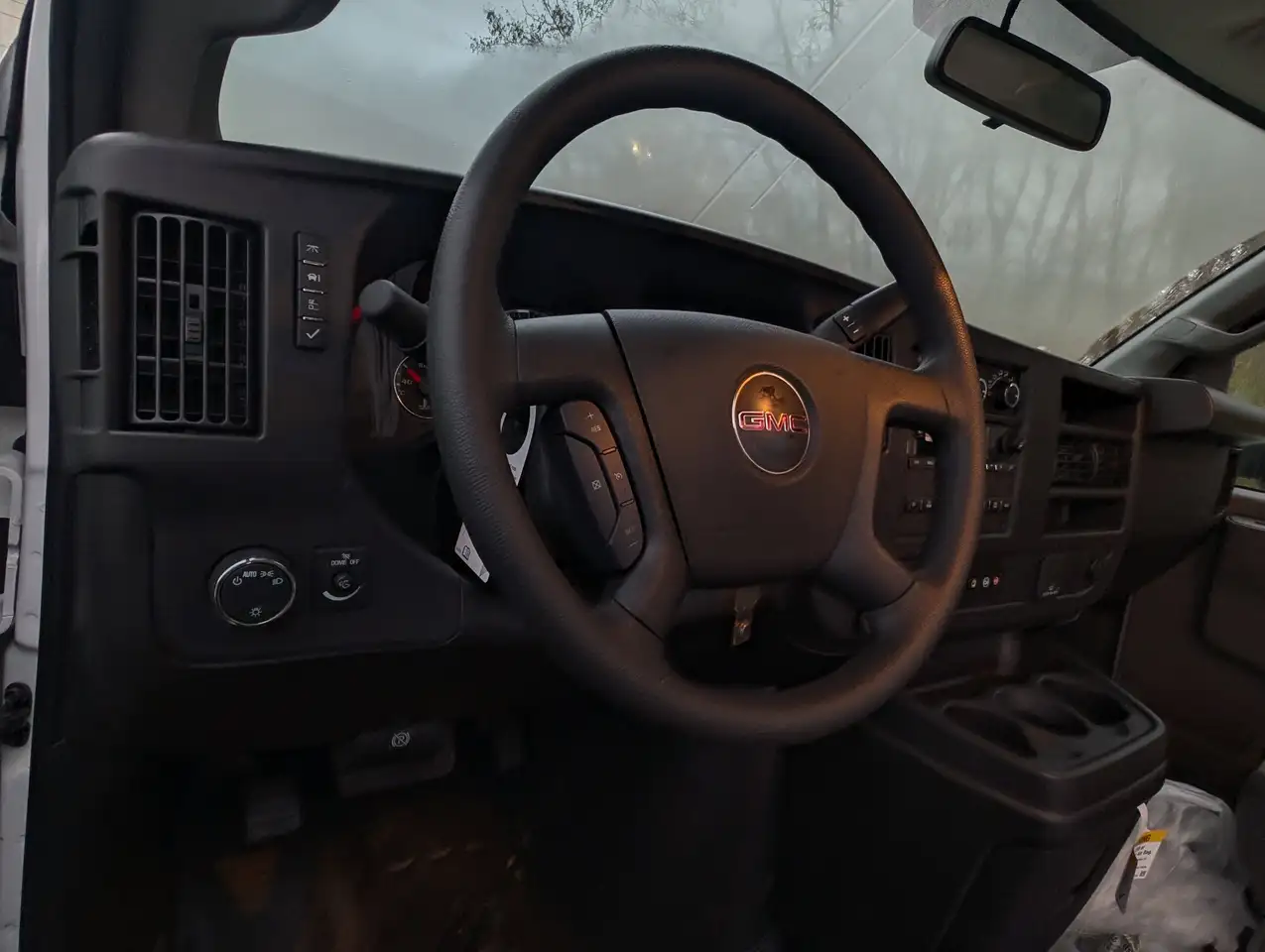 GMC Savana снимка GMC Savana