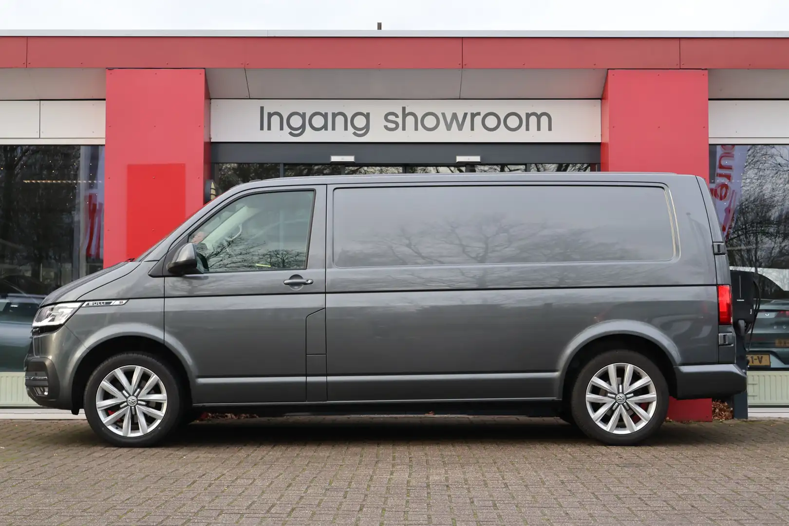 Volkswagen T6.1 Transporter 2.0 TDI 150pk Automaat L2H1 Bulli | Leder | Virtua Gris - 2
