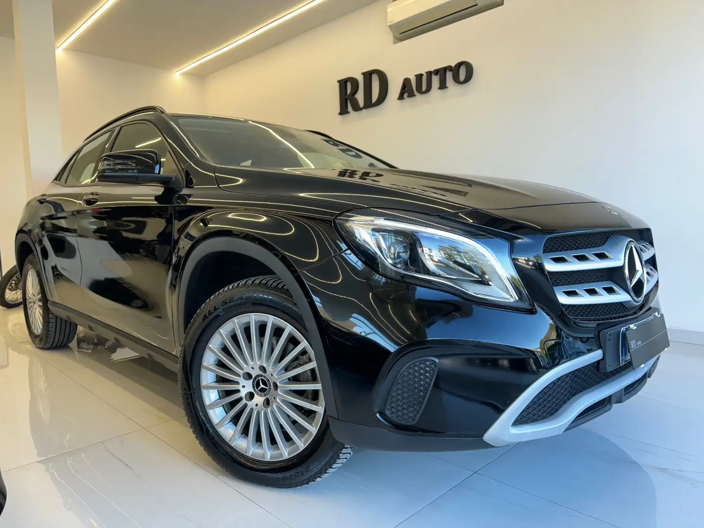 Mercedes-Benz GLA 180 Night Edition unico proprietario Nero - 1