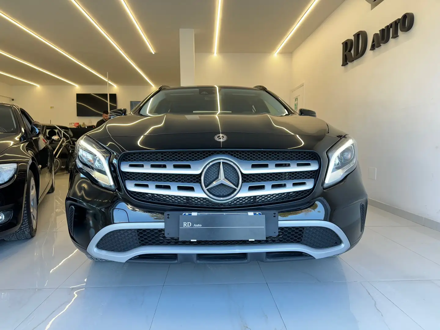 Mercedes-Benz GLA 180 Night Edition unico proprietario Nero - 2