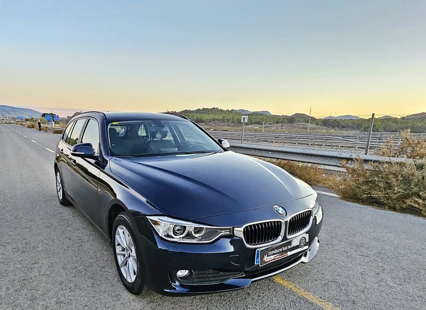 BMW 318 318d Touring Essential Edition Azul - 2