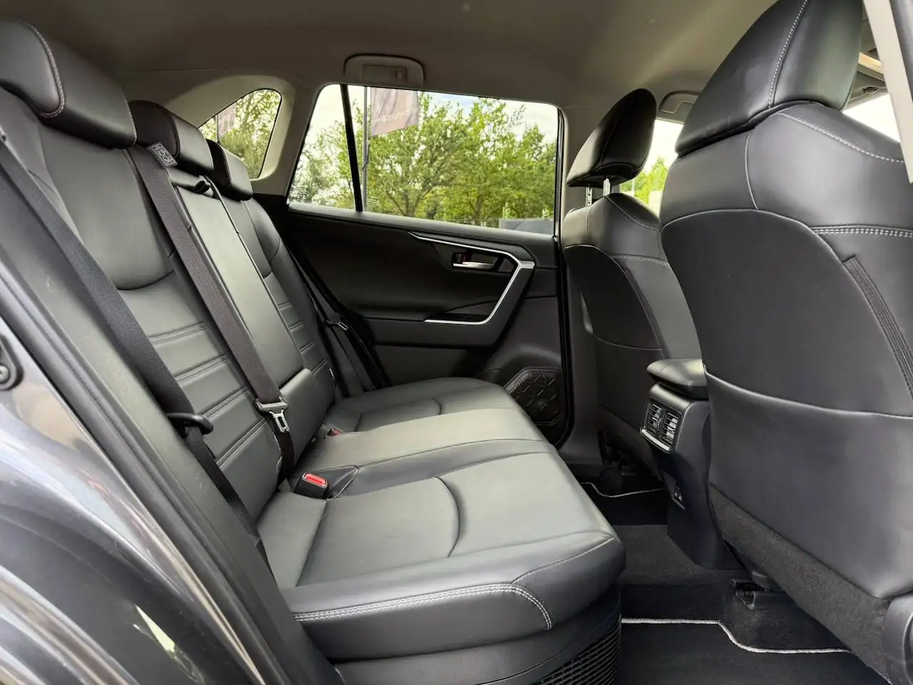 Toyota RAV4 HEV DYNAMIC PLUS VOL LEDER ZETEL- EN STUURVERWARMING CAMERA APPLE CARPLAY — 10/13