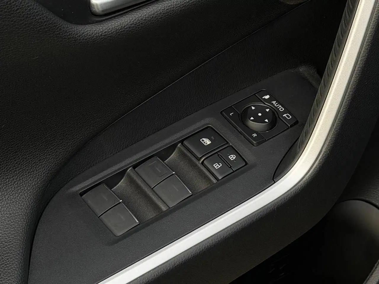 Toyota RAV4 HEV DYNAMIC PLUS VOL LEDER ZETEL- EN STUURVERWARMING CAMERA APPLE CARPLAY — 11/13