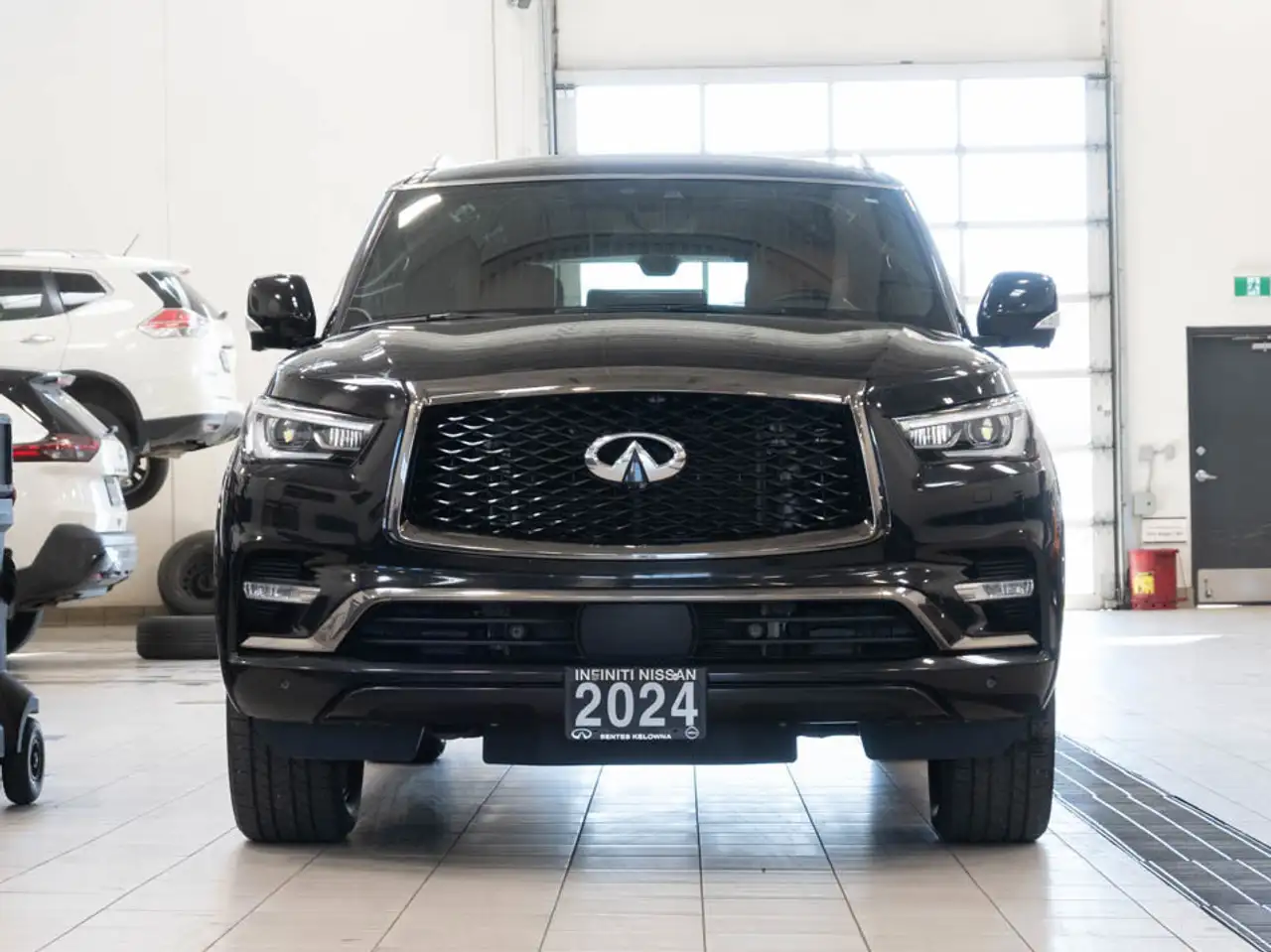 Infiniti QX80 снимка Infiniti QX80