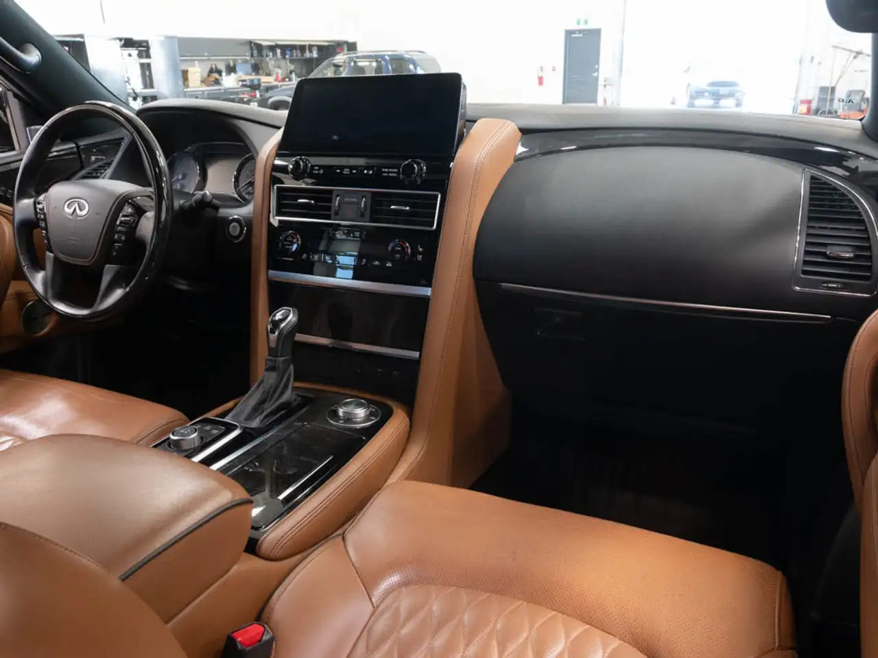 Infiniti QX80 снимка Infiniti QX80