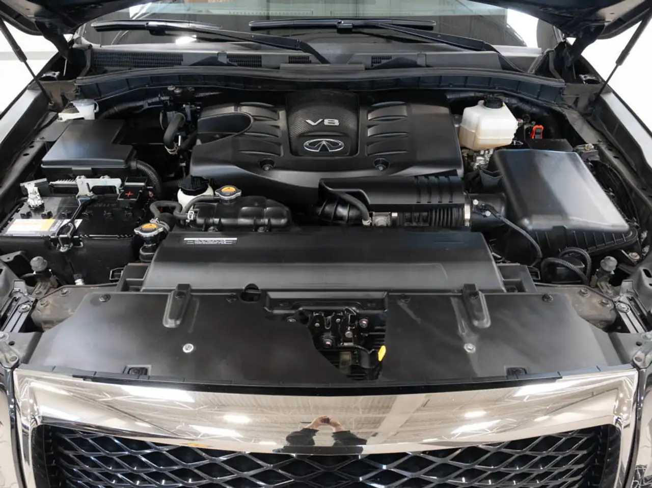 Infiniti QX80 снимка Infiniti QX80