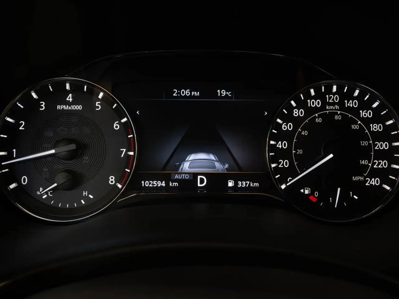 Infiniti QX80 снимка Infiniti QX80