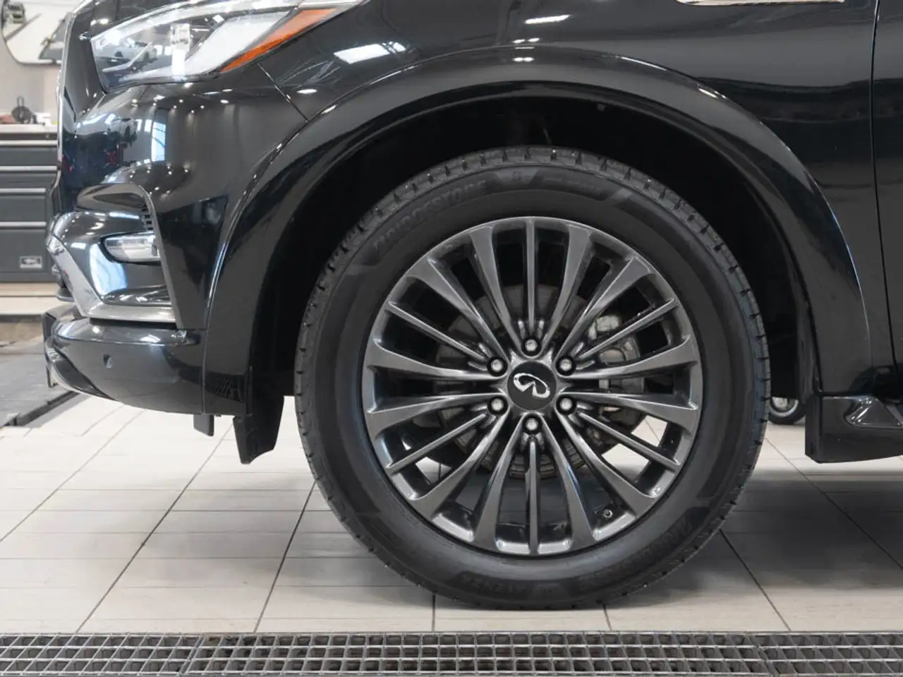 Infiniti QX80 снимка Infiniti QX80