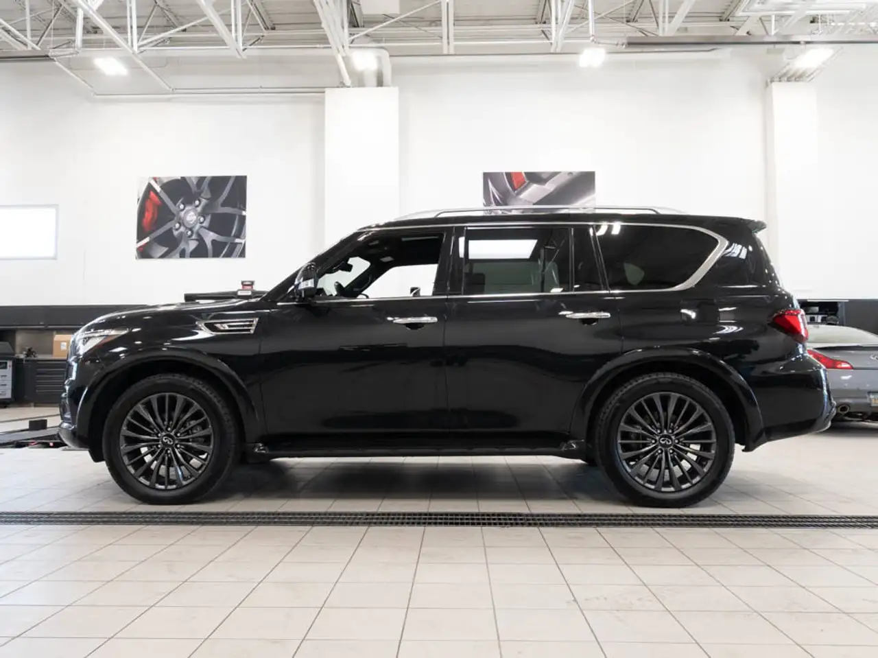 Infiniti QX80 снимка Infiniti QX80