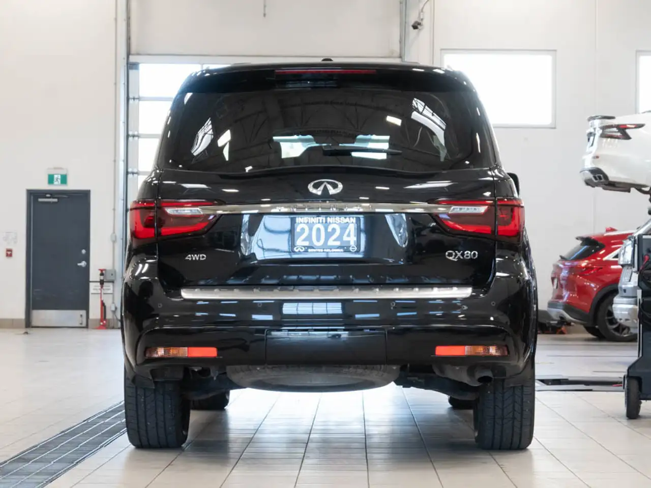 Infiniti QX80 снимка Infiniti QX80