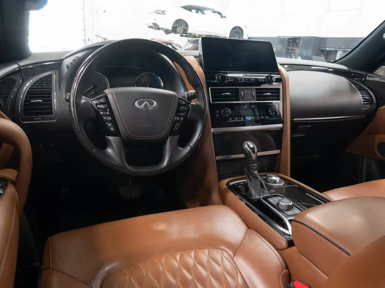 Infiniti QX80 снимка Infiniti QX80