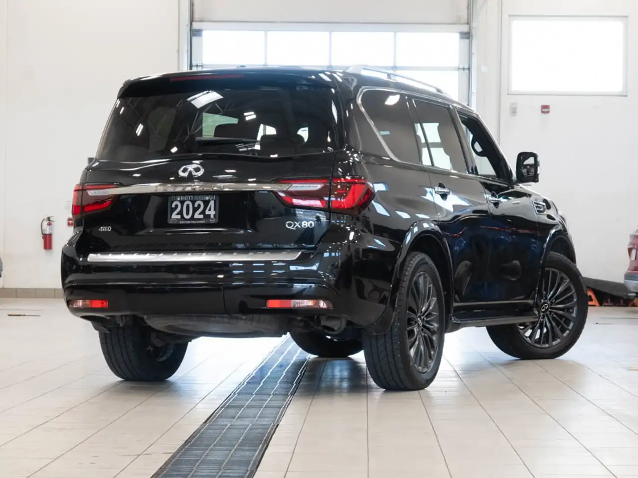 Infiniti QX80 снимка Infiniti QX80