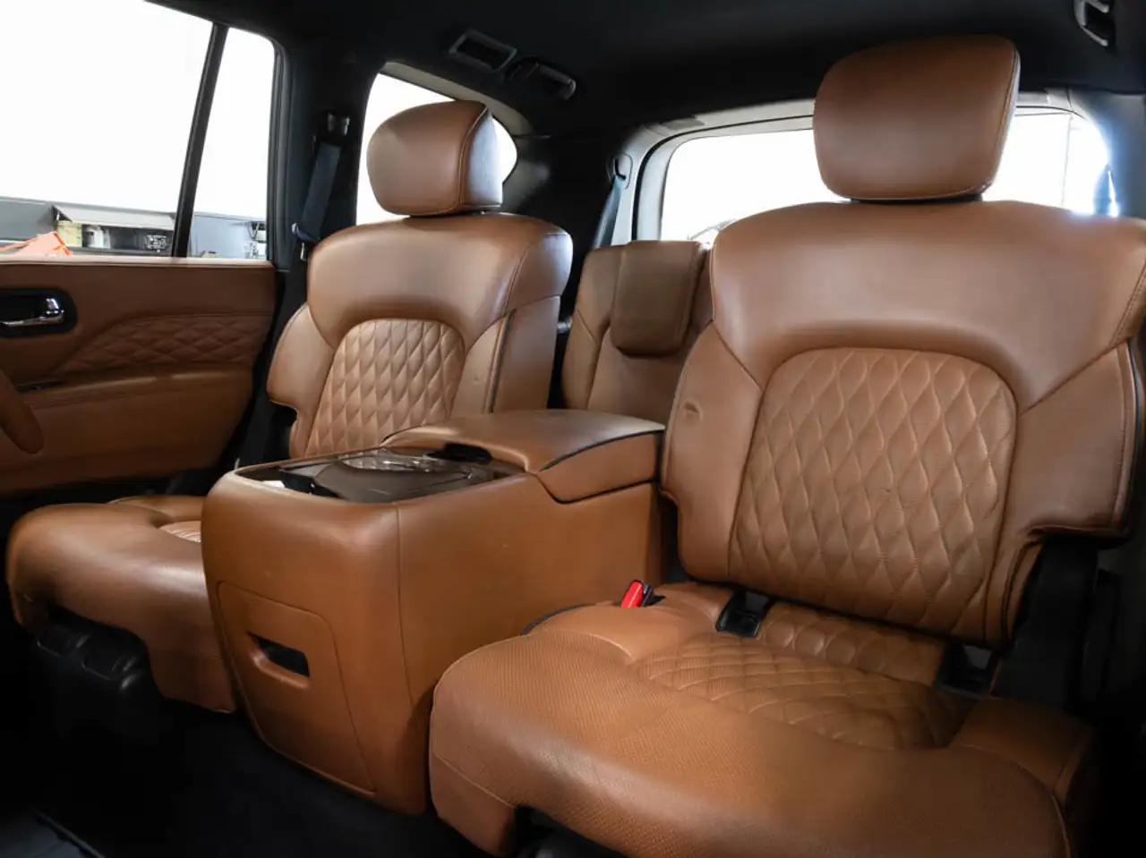 Infiniti QX80 снимка Infiniti QX80