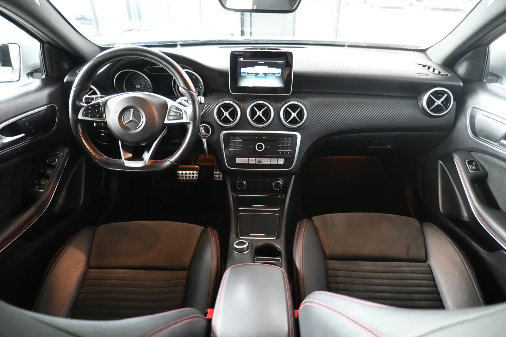 Mercedes-Benz A 160 Ambition AMG Automaat Navigatie LED Rijklaaprijs I Grijs - 2