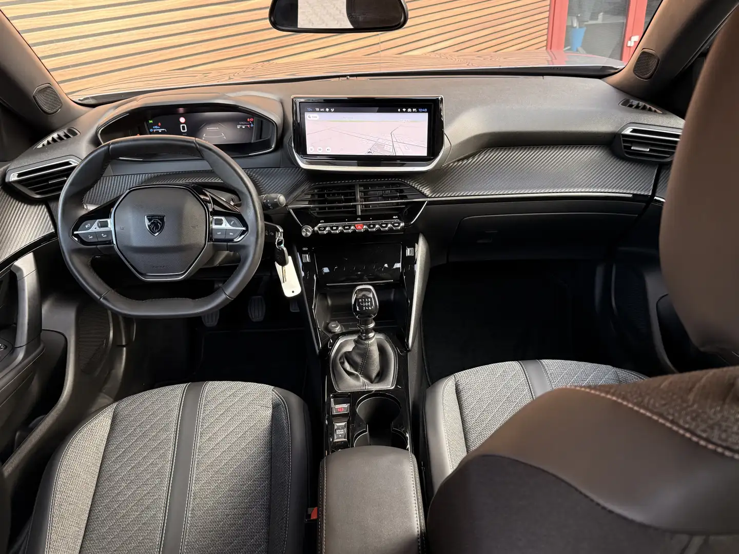 Peugeot 2008 1.2 PureTech 100 Allure Camera / Carplay / Navigat Grijs - 2