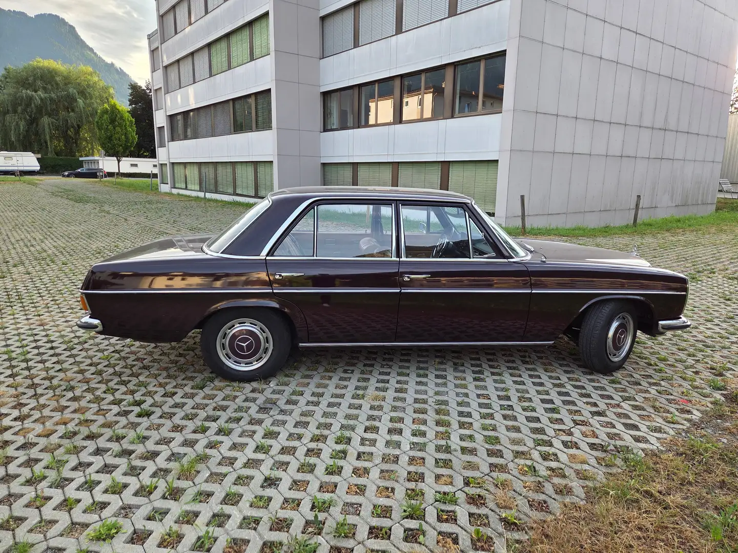 Mercedes-Benz W 114/115 Strich-Acht 220 Rot - 2