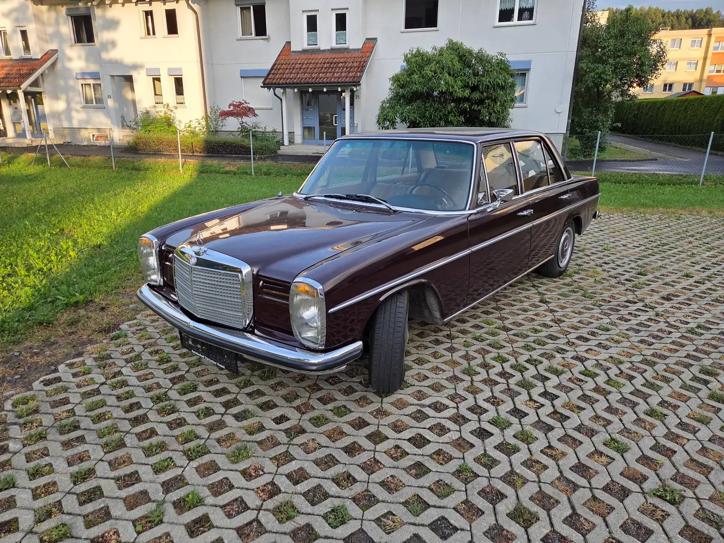 Mercedes-Benz W 114/115 Strich-Acht 220 Rot - 1