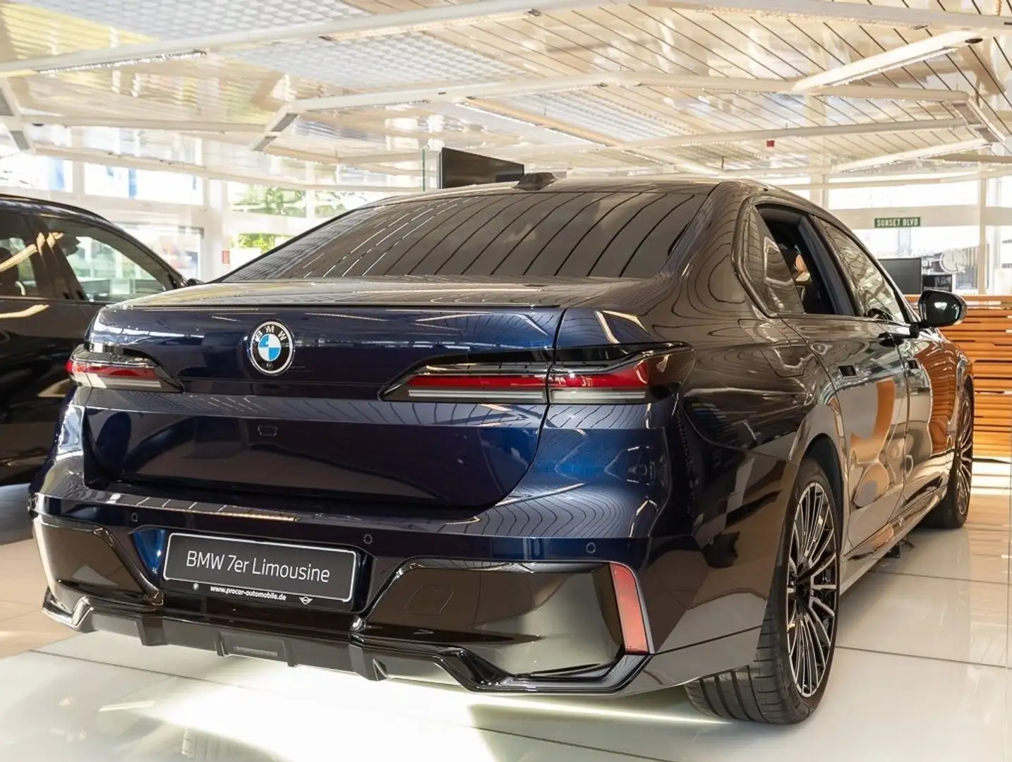 BMW 740 d xDrive MSport PANO AHK B/W DA Prof PA Prof Bleu - 2